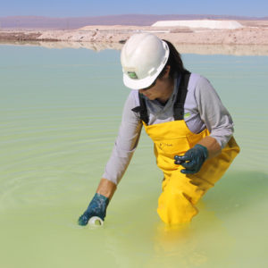Imagen de una trabajadora sacando una muestra de litio