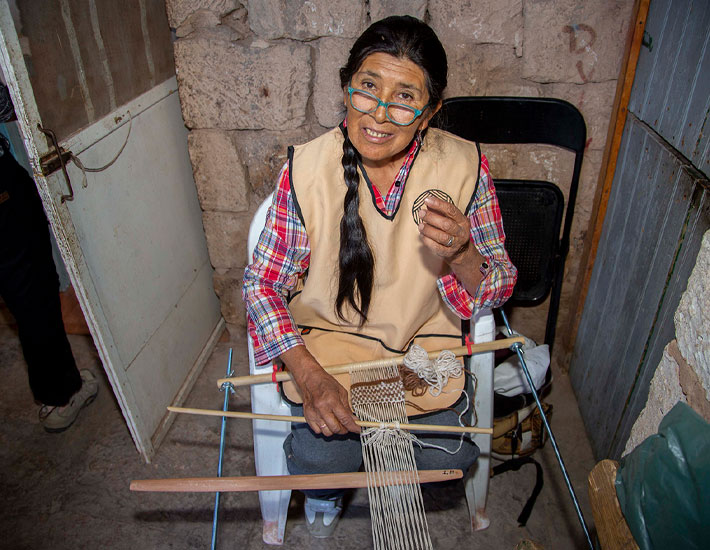 Mujer experta en técnicas del telar tradicional