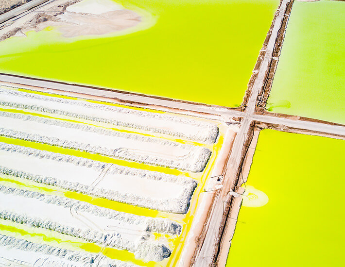 Se ven una imagen aérea de las piscinas de litio